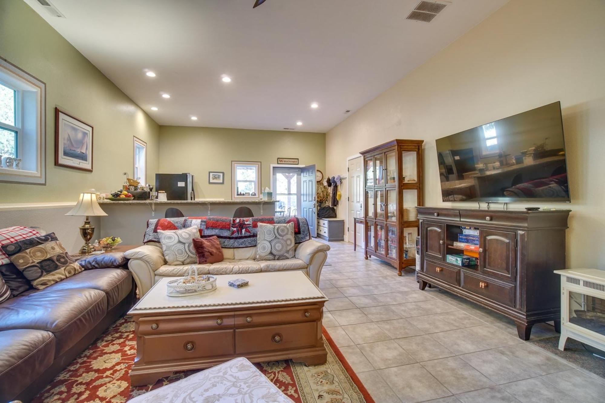 Cabin Hideaway With Views, Half Mi To Lake Holiday home Cascade