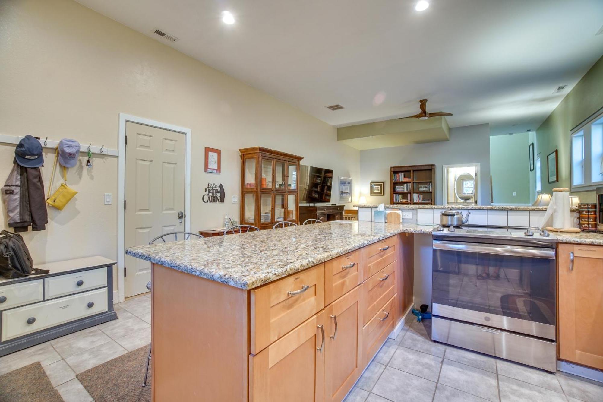 Cabin Hideaway With Views, Half Mi To Lake Holiday home Cascade